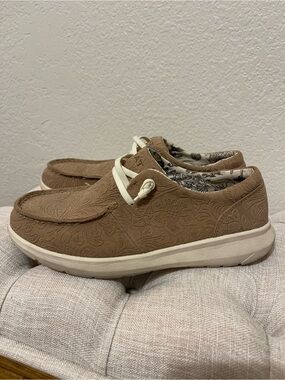 ARIAT WOMEN'S FLORAL EMBOSS HILO FLX FOAM CASUAL SHOE - MOC TOE